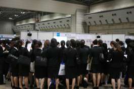 説明を聞く学生のみなさん