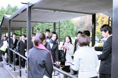 ３年生の受付けをする4年生