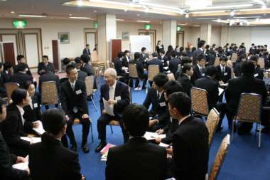 企業の人事担当者を囲んでの自由懇談会