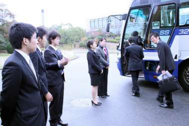 バスに乗り込む３年生