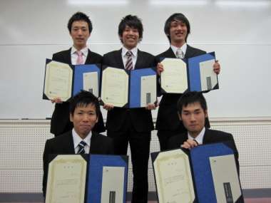 卒業論文発表会後の表彰式にて