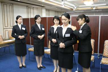 礼、立ち方、みだしなみなどの指導