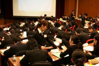 4年次学生アドバイザーに指導を受ける3年次学生