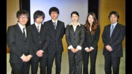 プレゼンメンバー(左から鈴木、沢村、梅田、尾崎、古田、※教員亀倉)