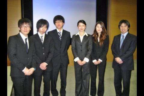 プレゼンメンバー(左から鈴木、沢村、梅田、尾崎、古田、※教員亀倉)