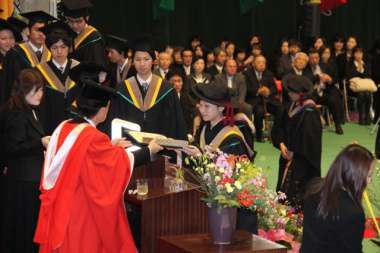 名古屋商科大学では壇上で一人ひとりに学位記に授与されます