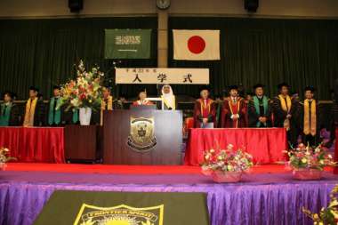 壇上に登壇した専任教員とゲストスピーカー