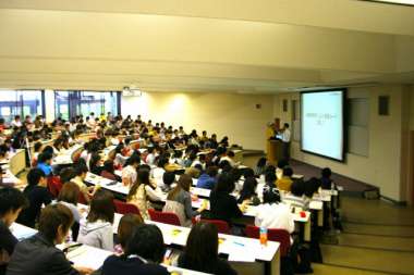 メモを取りながら受講する学生たち。