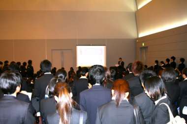 支援講座で真剣に話を聞く学生たち。