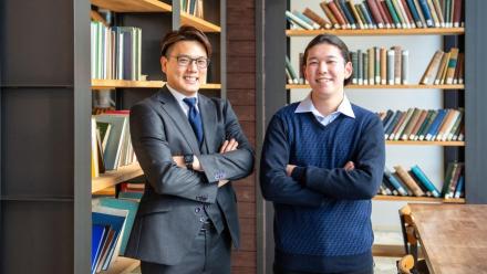 税理士コースの本多先生（左）と商学部2年の金田さん（右）