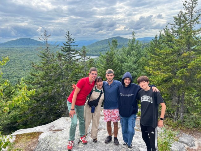 経営管理課程3年 浅井さん(左から2番目)