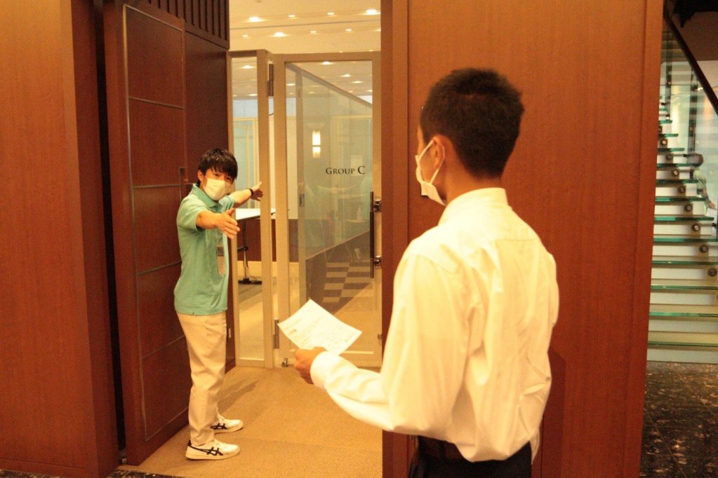 参加者を誘導する学生