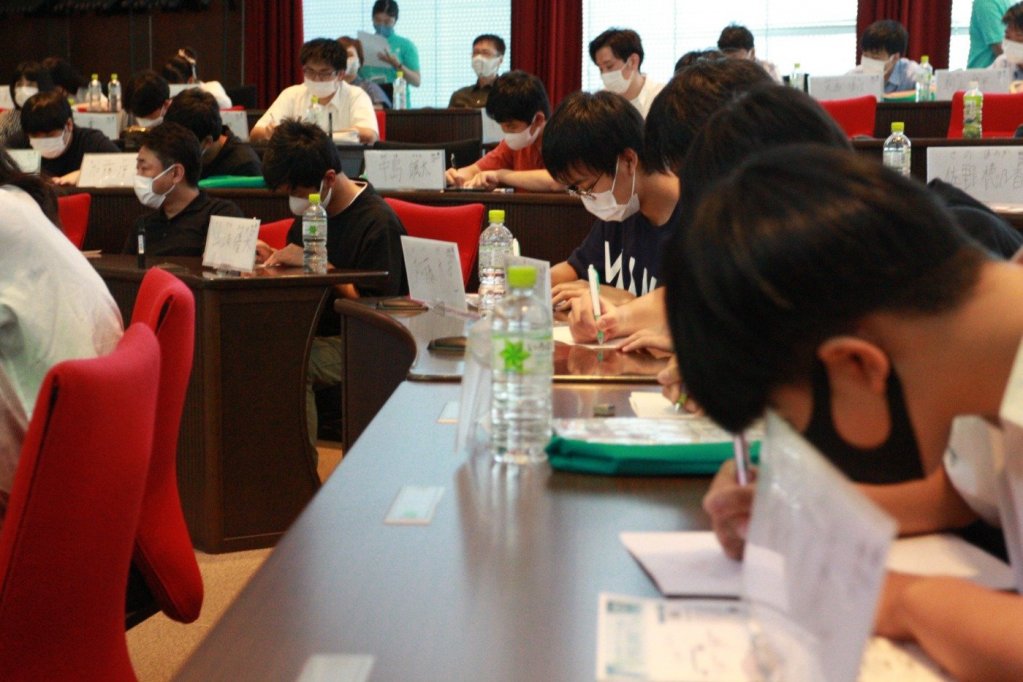 参加者がメモを取る様子