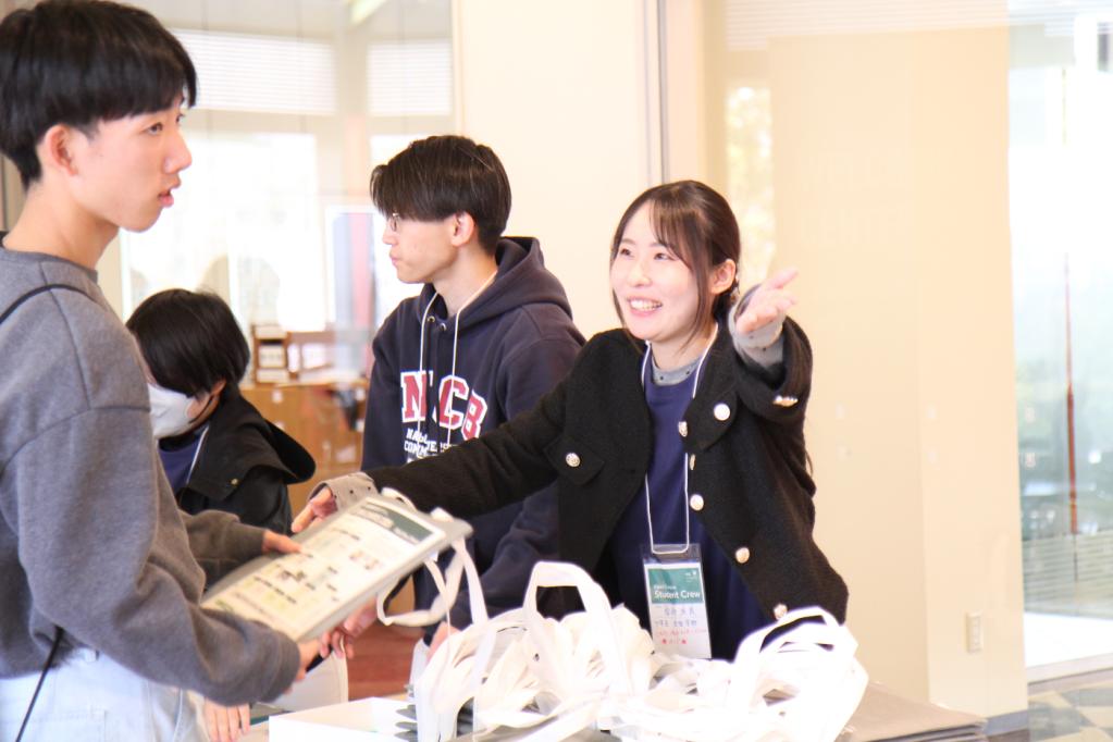 学生サポーターによる受付