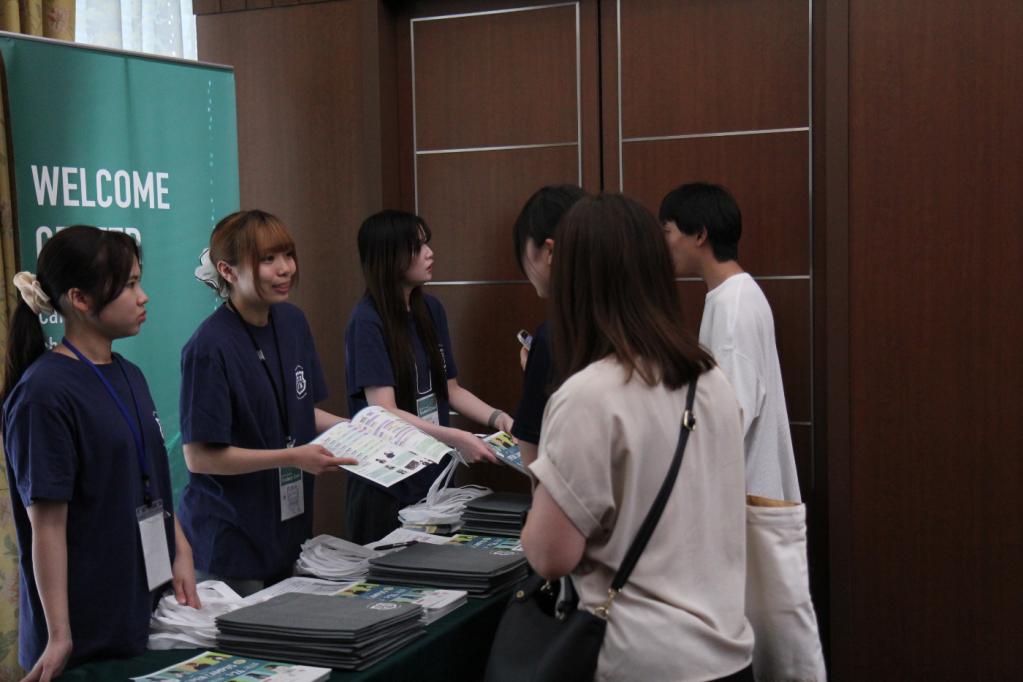 学生サポーターによる受付