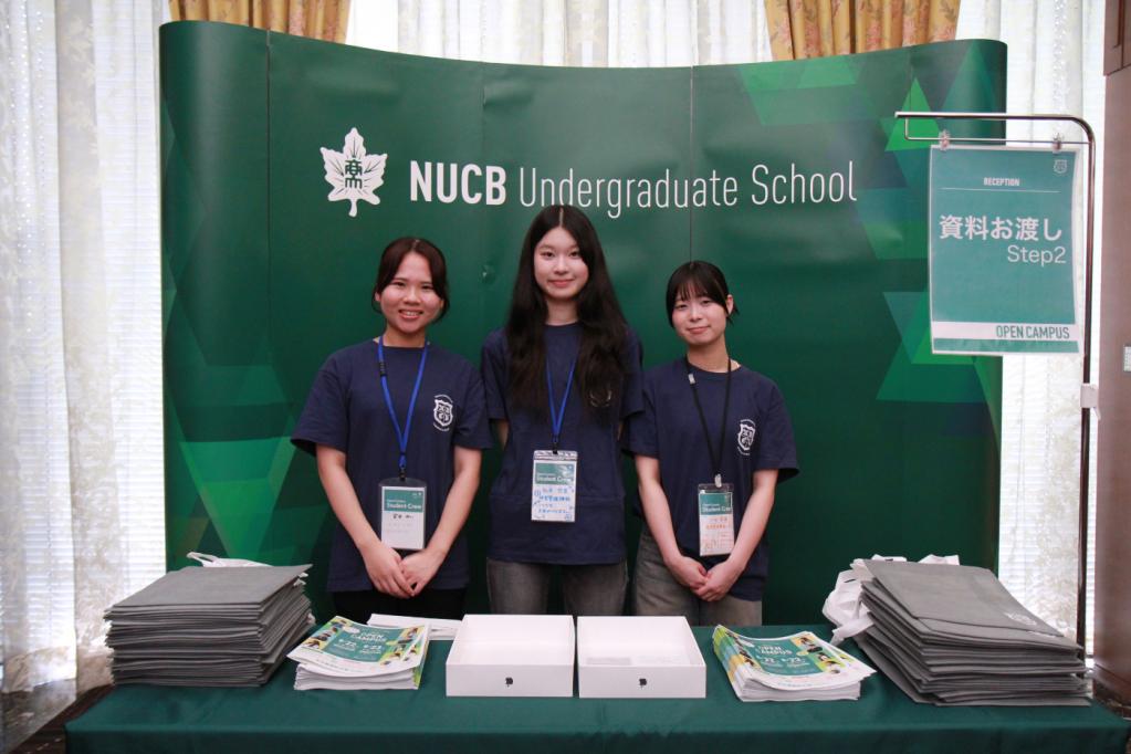 学生サポーターによる受付