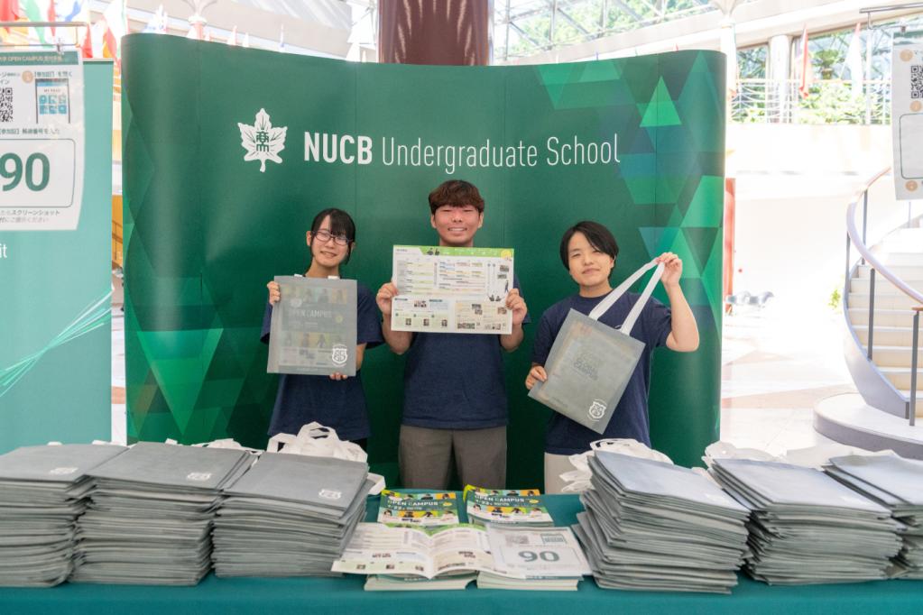 学生サポーターによる受付