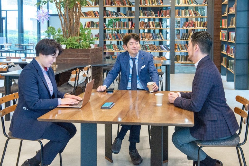 Sora Cafe で談笑する、栗本学長(中央)と新谷雅之氏(右)