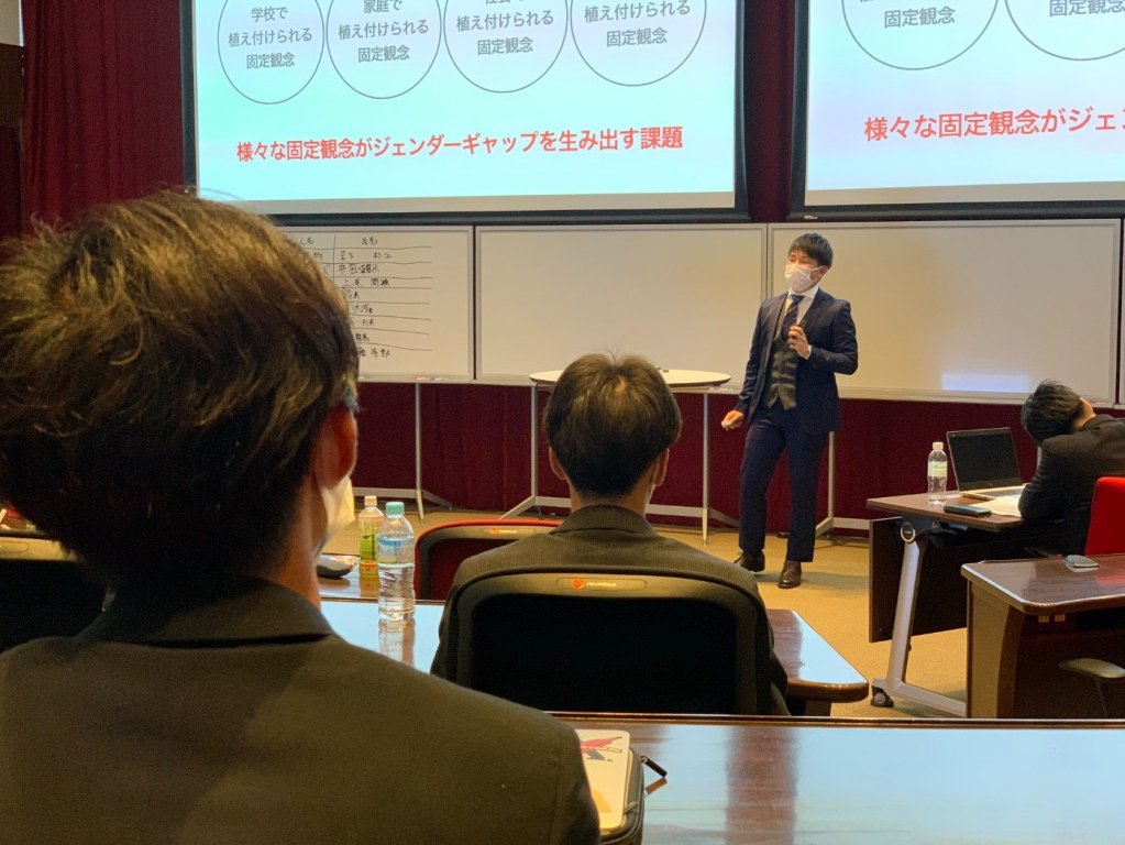 プレゼンをする学生