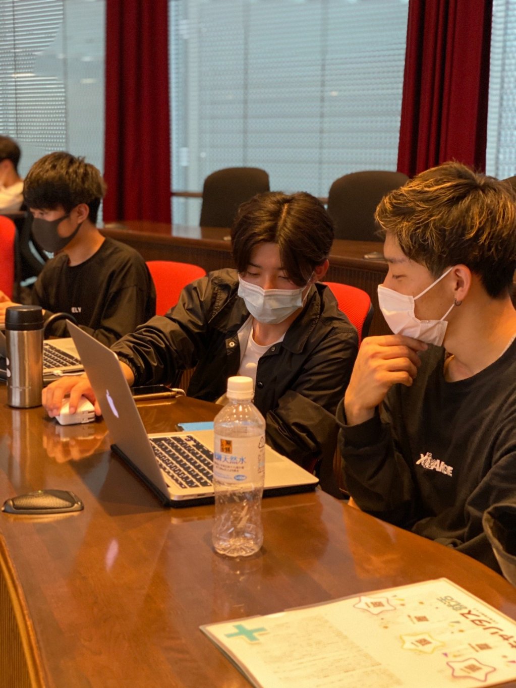 教え合う学生