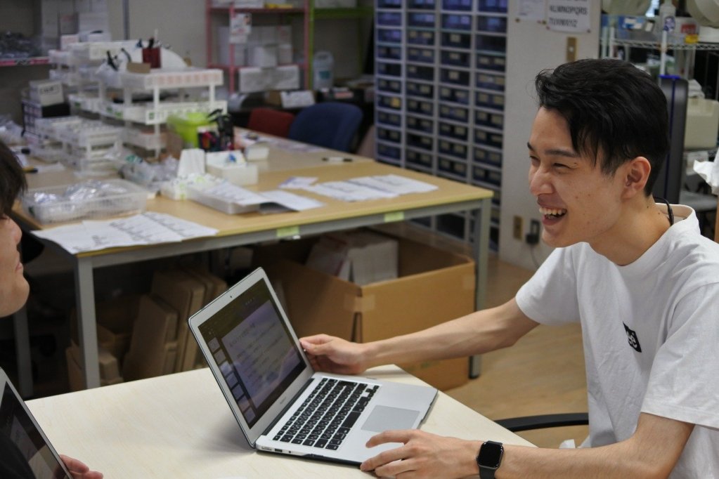 インターンシップ先でミーティングをする学生
