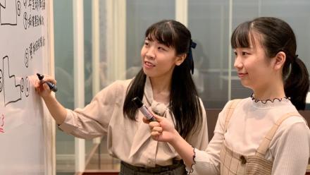 左：小川さん（松蔭高等学校出身）右：杉山さん（関高等学校出身）