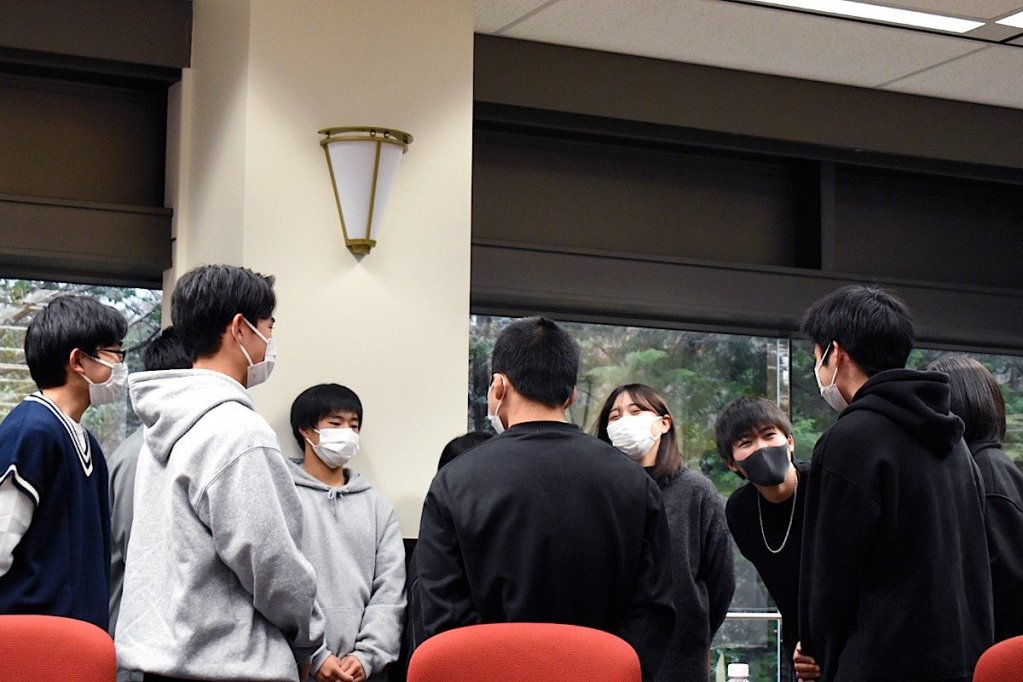 新入生同士のアイスブレイク「ドキドキ質問ゲーム」の様子